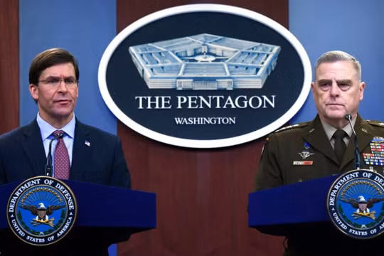 Bộ trưởng Quốc phòng Mỹ Mark Esper và Chủ tịch Hội đồng Tham mưu trưởng liên quân Mark Milley họp báo đe dọa gây chiến tranh chống Triều Tiên. Ảnh: Đa Chiều.