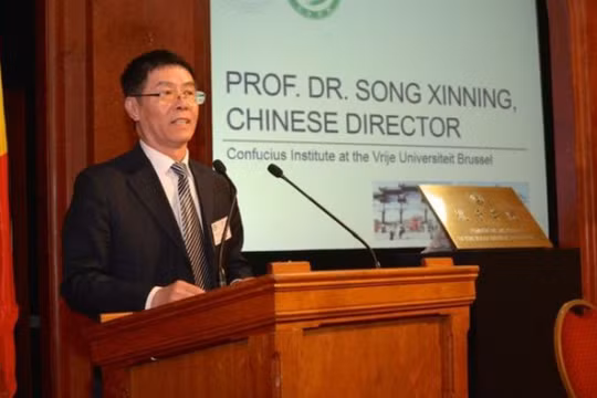 Ông Tống Tân Ninh, Giám đốc Viện Khổng Tử trường VUB bị cấm nhập cảnh Bỉ và 26 quốc gia khối Schengen vì hoạt động gián điệp.