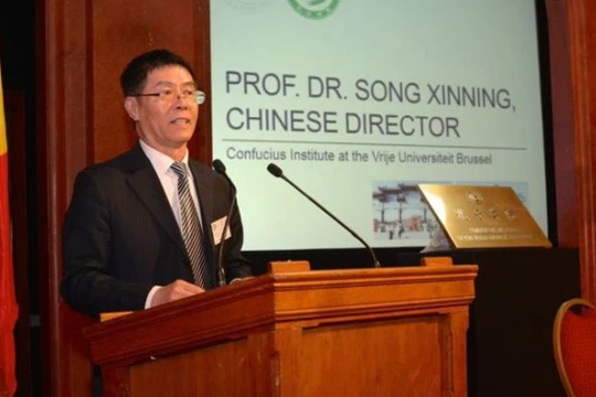 Ông Tống Tân Ninh, Giám đốc Viện Khổng Tử trường VUB bị cấm nhập cảnh Bỉ và 26 quốc gia khối Schengen vì hoạt động gián điệp.