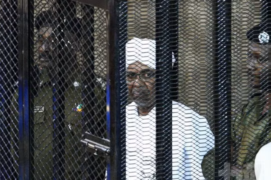 Cựu Tổng thống Sudan Omar al-Bashir ra tòa hôm 31/8 vì bị cáo buộc tội tham nhũng . (Ảnh: Exmoo)