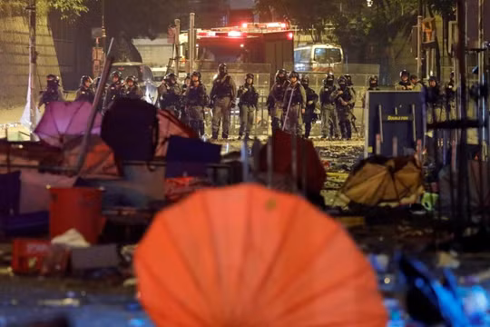 Cảnh sát hiện vẫn bao vây phong tỏa Đại học Bách khoa Hồng Kông, nơi đang còn vài chục người biểu tình cố thủ. 