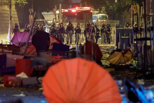 Cảnh sát hiện vẫn bao vây phong tỏa Đại học Bách khoa Hồng Kông, nơi đang còn vài chục người biểu tình cố thủ. 