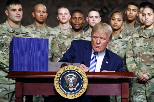 Tổng thống Donald Trump ký Luật ủy quyền quốc phòng 2019 tại căn cứ quân sự Fort Drum ở bang New York 