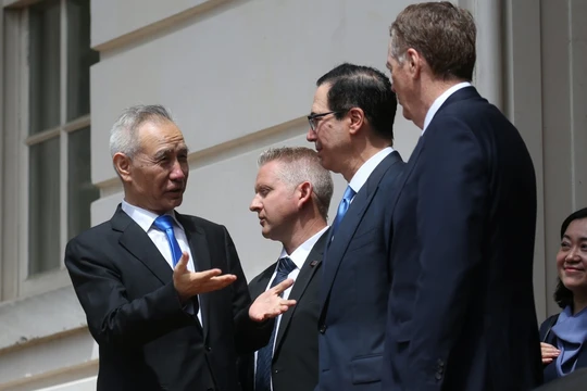 Vòng đàm phán thứ 11 giữa Phó Thủ tướng Trung Quốc Lưu Hạc (trái) với Đại diện thương mại Mỹ Robert Lighthizer (phải) và Bộ trưởng Tài chính Mỹ Steven Mnuchin (thứ 2 phải sang) kết thúc trong bế tắc khiến cuộc chiến mậu dịch leo thang.