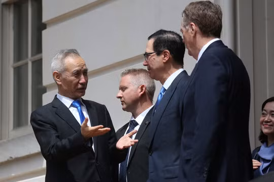 Vòng đàm phán thứ 11 giữa Phó Thủ tướng Trung Quốc Lưu Hạc (trái) với Đại diện thương mại Mỹ Robert Lighthizer (phải) và Bộ trưởng Tài chính Mỹ Steven Mnuchin (thứ 2 phải sang) kết thúc trong bế tắc khiến cuộc chiến mậu dịch leo thang.