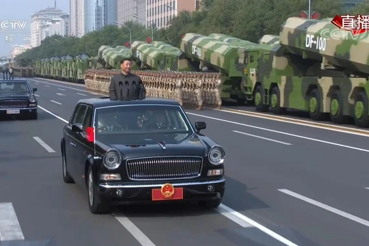 Ông Tập Cận Bình đi kiểm duyệt đội hình lực lượng tham gia diễu binh