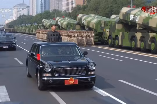 Ông Tập Cận Bình đi kiểm duyệt đội hình lực lượng tham gia diễu binh