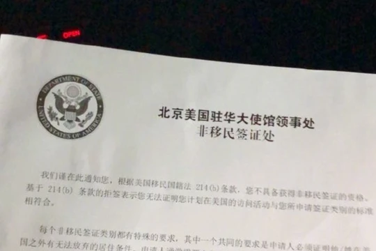 Thông báo từ chối cấp visa cho ông Hách Quân Thạch của Đại sứ quán Mỹ tại Trung Quốc . Ảnh: Đa Chiều.