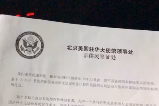 Thông báo từ chối cấp visa cho ông Hách Quân Thạch của Đại sứ quán Mỹ tại Trung Quốc . Ảnh: Đa Chiều.