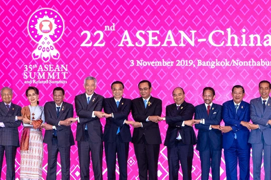 Hội nghị cấp cao các nước ASEAN đã ra tuyên bố bày tỏ quan ngại về vấn đề Biển Đông và cáo buộc Trung Quốc tiến hành các hoạt động quân sự ở Biển Đông. 