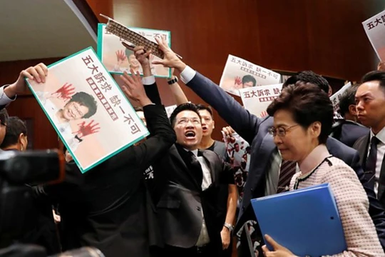 Các nghị sĩ phe đối lập trong Hội đồng lập pháp Hồng Kông chính thức đề xuất nghị án luận tội bà Carrie Lam.