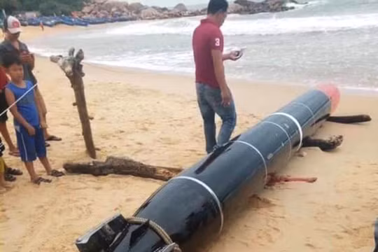 Vật thể lạ mà ngư dân Phú Yên vớt lên được cư dân mạng Trung Quốc cho là loại ngư lôi Yu-10 tuyệt mật của hải quân nước này.