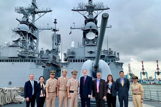 Ông Brent Christensen, Giám đốc Hiệp hội Mỹ ở Đài Loan công khai thăm tàu chiến Đài Loan được coi là cố ý cho Trung Quốc Đại Lục thấy mối quan hệ quân sự gắn bó Mỹ - Đài