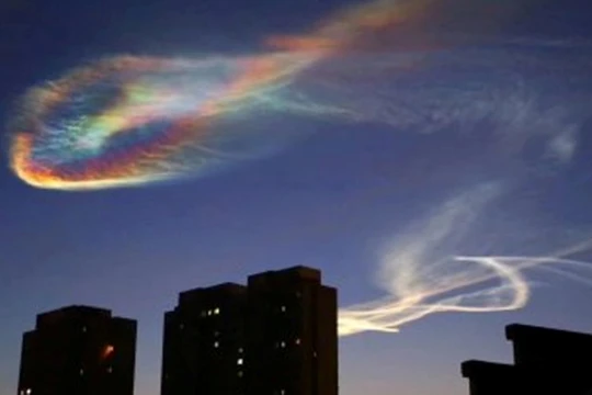 Đám mây do luồng khói tạo ra trên bầu trời Bắc Kinh khi phóng Julang-3 từ tàu ngầm ở biển Bột Hải sáng 23/12.