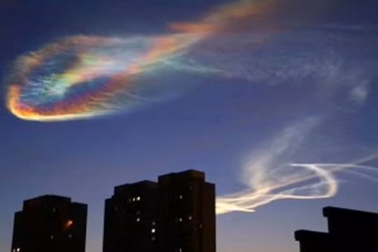 Đám mây do luồng khói tạo ra trên bầu trời Bắc Kinh khi phóng Julang-3 từ tàu ngầm ở biển Bột Hải sáng 23/12.