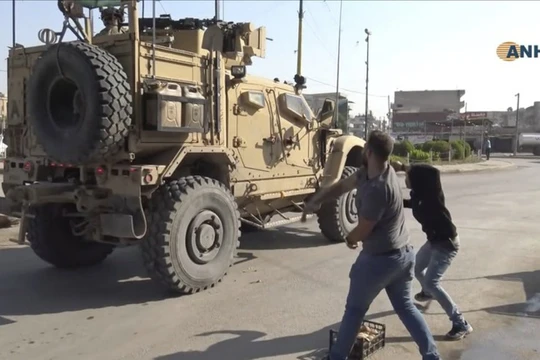 Dân chúng người Kurd ở thành phố Qamishli miền bắc Syria ném đất đá, khoai tây vào quân Mỹ khi họ rút đi
