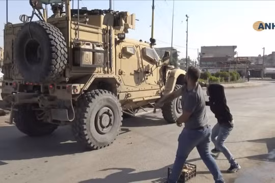Dân chúng người Kurd ở thành phố Qamishli miền bắc Syria ném đất đá, khoai tây vào quân Mỹ khi họ rút đi
