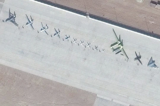 Ảnh vệ tinh cho thấy dãy các máy bay không người lái của Trung Quốc xếp hàng trên đường băng căn cứ Malan ở Tân Cương. Ảnh: Đa Chiều