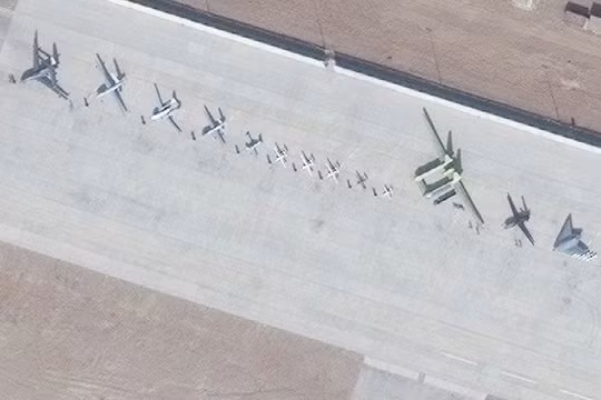 Ảnh vệ tinh cho thấy dãy các máy bay không người lái của Trung Quốc xếp hàng trên đường băng căn cứ Malan ở Tân Cương. Ảnh: Đa Chiều