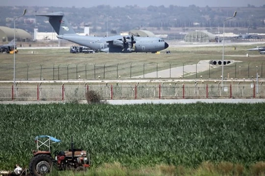 Trước dự luật quốc phòng của Quốc hội Mỹ kêu gọi trừng phạt Thổ Nhĩ Kỳ. Ankara sẽ trả đũa bằng cách đóng cửa các căn cứ của Mỹ. Ảnh: Căn cứ không quân Incirlik ở miền Nam Thổ Nhĩ Kỳ đang được Mỹ sử dụng.