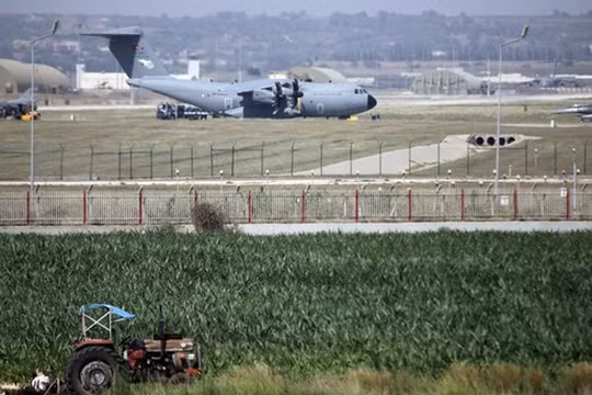 Trước dự luật quốc phòng của Quốc hội Mỹ kêu gọi trừng phạt Thổ Nhĩ Kỳ. Ankara sẽ trả đũa bằng cách đóng cửa các căn cứ của Mỹ. Ảnh: Căn cứ không quân Incirlik ở miền Nam Thổ Nhĩ Kỳ đang được Mỹ sử dụng.