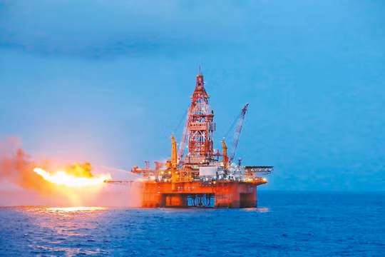 Giàn khoan Haiyangshiyou 981 thử vỉa giếng dầu. Ảnh: Tân Hoa xã.