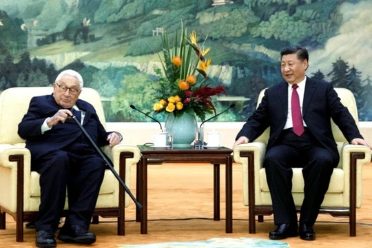 Chủ tịch Tập Cận Bình khi tiếp cựu Ngoại trưởng Mỹ Henry Kissinger đã nhắn gửi tới Donald Trump thông điệp ủng hộ ông Trump tiếp tục nắm quyền. Ảnh: Đa Chiều.