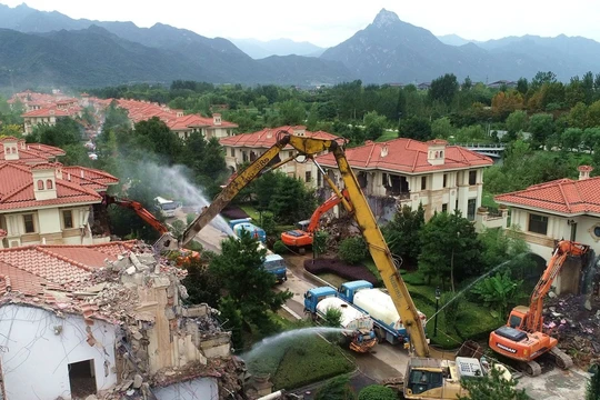 Hàng trăm biệt thự xây dựng trái phép ở Tần Lĩnh đang bị phá dỡ, điều kỳ quặc là nhiều tòa nhà đắt tiền này không có ai nhận là chủ nhân.