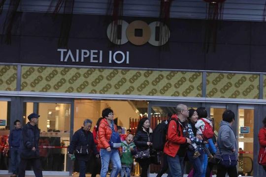 Từ ngày 1/8 sẽ không còn cảnh du khách Đại Lục tấp nập tham quan Tháp 101 tầng Đài Bắc như thế này nữa?
