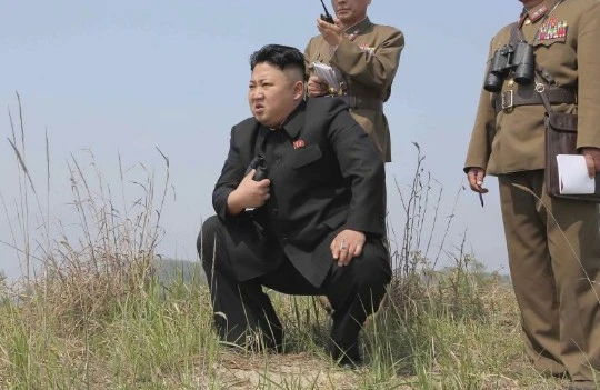 Nhà lãnh đạo Kim Jong Un tham quan và chỉ đạo vụ bắn thử vũ khí mới. 