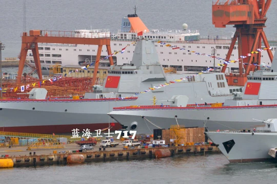 Hai tàu khu trục Type 055 có lượng giãn nước 12 ngàn tấn được hạ thủy.