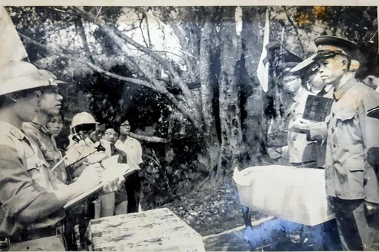 Các sĩ quan biên phòng hai nước làm thủ tục giao nhận người bị bắt. Ảnh tư liệu 