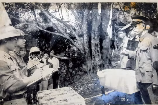 Các sĩ quan biên phòng hai nước làm thủ tục giao nhận người bị bắt. Ảnh tư liệu 