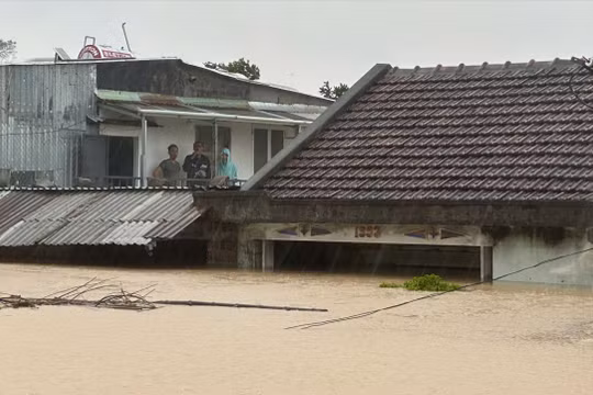 Mắc kẹt trên mái nhà giữa lũ dữ, 2 mẹ con chia nhau nửa gói mì tôm mỗi bữa để cầm cự