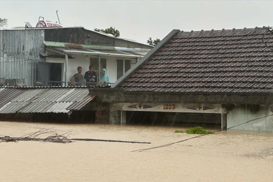 Mắc kẹt trên mái nhà giữa lũ dữ, 2 mẹ con chia nhau nửa gói mì tôm mỗi bữa để cầm cự