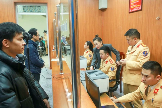  Ngày đầu Công an Hà Nội cấp, đổi GPLX: Người dân hoàn tất thủ tục trong 15 phút