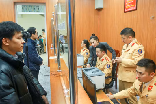  Ngày đầu Công an Hà Nội cấp, đổi GPLX: Người dân hoàn tất thủ tục trong 15 phút