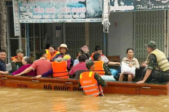 Thủ tướng yêu cầu phân phối hàng dự trữ quốc gia đến các vùng bị chia cắt, ngập sâu