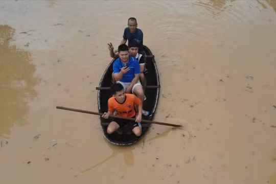 Người dân di chuyển bằng thuyền tại Nghệ An. Ảnh: Vietnamnet.