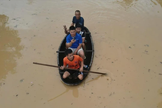 Người dân di chuyển bằng thuyền tại Nghệ An. Ảnh: Vietnamnet.