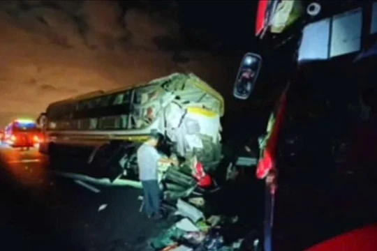 Nguyên nhân tai nạn hai xe khách trên cao tốc khiến 3 người tử vong