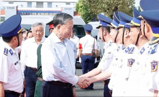 Tổng bí thư: Đột phá nguồn nhân lực, phát triển công nghệ và AI cho Cảnh sát biển Việt Nam