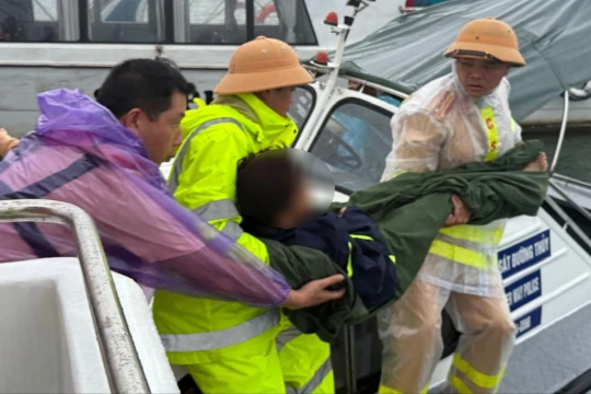 Bé trai 10 tuổi sống sót kỳ diệu trong vụ lật tàu trên vịnh Hạ Long