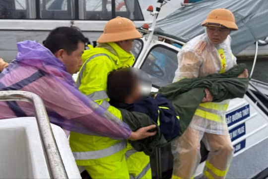 Bé trai 10 tuổi sống sót kỳ diệu trong vụ lật tàu trên vịnh Hạ Long