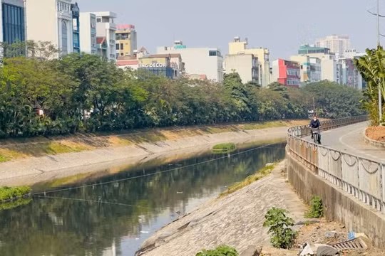 Chủ tịch Hà Nội: Tạm thời lấy nước Hồ Tây bổ cập cho sông Tô Lịch