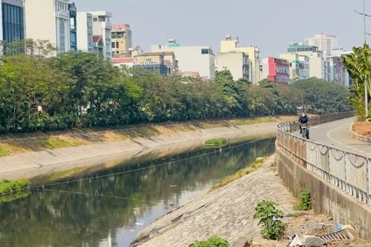 Chủ tịch Hà Nội: Tạm thời lấy nước Hồ Tây bổ cập cho sông Tô Lịch