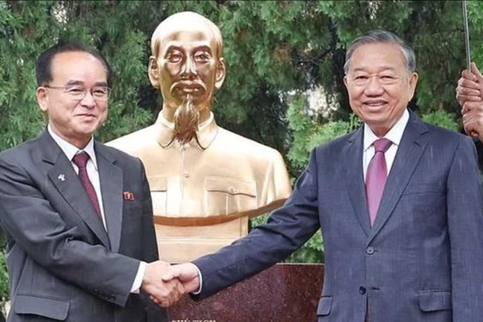 Tổng bí thư dự lễ khánh thành tượng Chủ tịch Hồ Chí Minh tại Đại sứ quán Việt Nam ở Triều Tiên