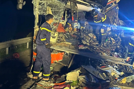 Ô tô khách tông đuôi xe đầu kéo dừng làn khẩn cấp trên cao tốc, 2 người chết