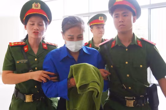 Xét xử vụ Phúc Sơn: Cựu Bí thư Vĩnh Phúc Hoàng Thị Thúy Lan tới tòa với mái tóc ngả màu bạc