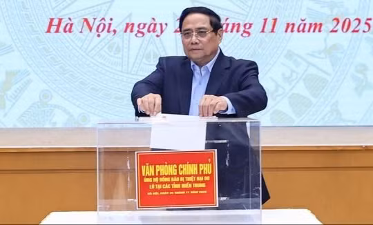 Thủ tướng: Không bỏ lỡ cơ hội trong lúc người dân vùng lũ đang rất cần